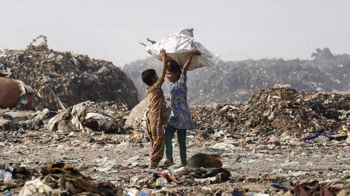 Dos niños trabajan en uno de los basureros de Calcuta. RAJAT GUPTA