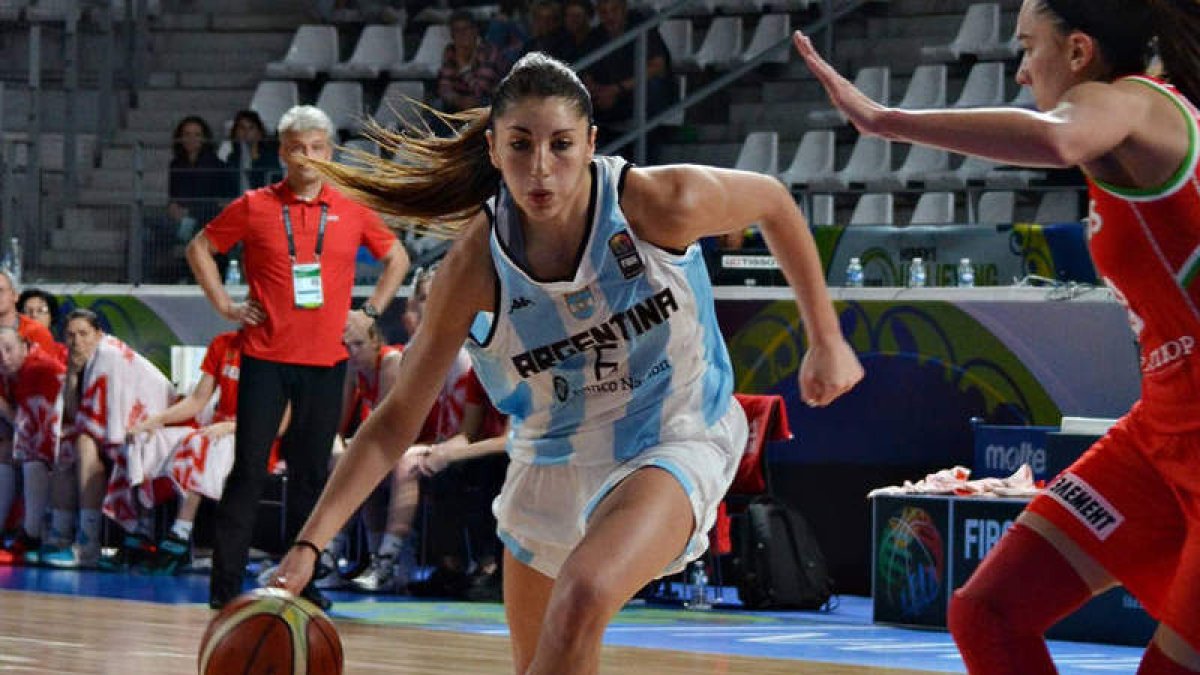La argentina Vicky Llorente, jugadora del Pajariel Bembibre. DL