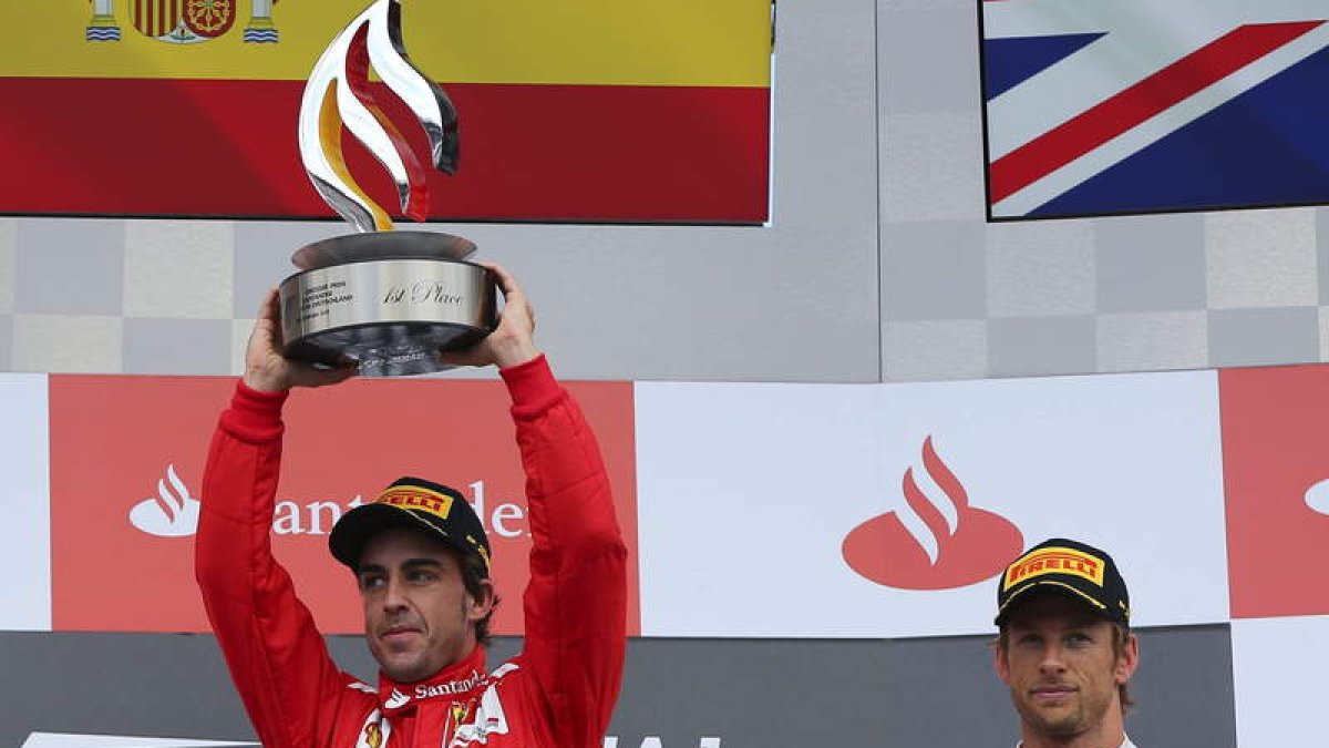 Alonso en lo más alto del podio en el GP de Alemania junto a Button, que acabó en segunda posición.