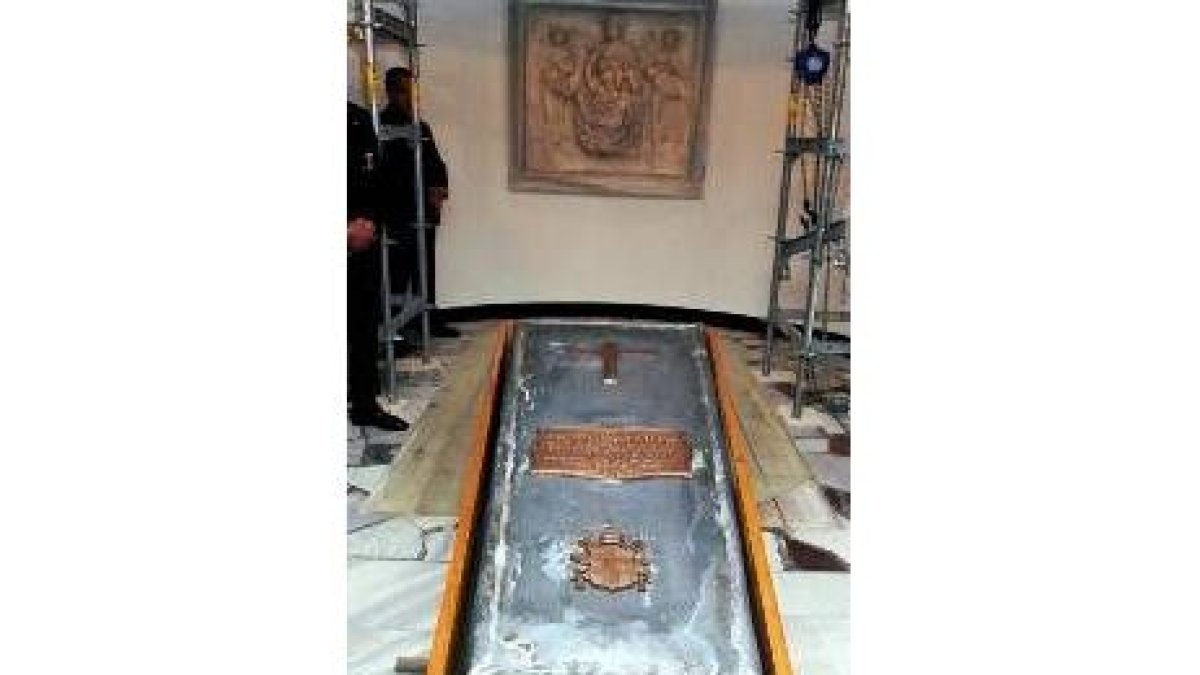 El ataúd de plomo, con la inscripción de Juan Pablo II