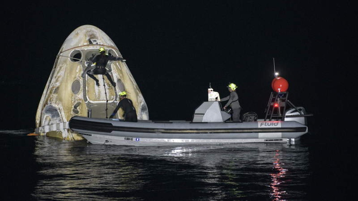Los equipos de apoyo trabajan en torno a la nave espacial SpaceX Crew Dragon Resilience tras aterrizar. NASA