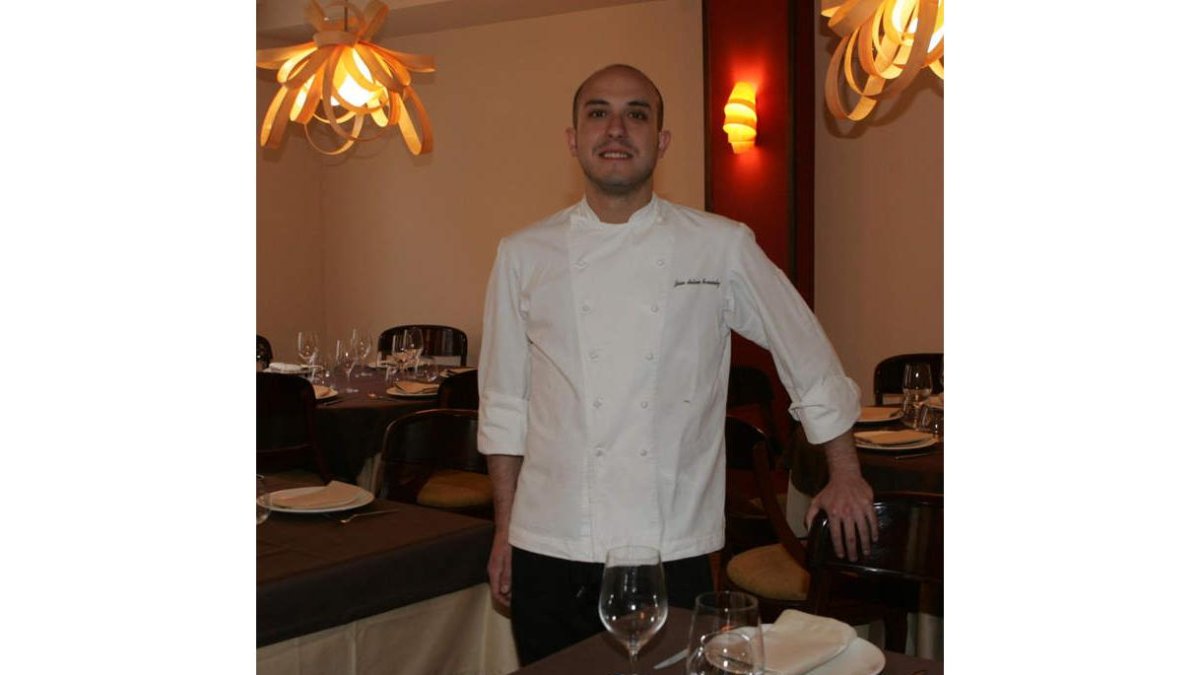Juan Antonio, el cocinero de Casa Cazurra, en el comedor de lo que era el viejo Vivaldi.