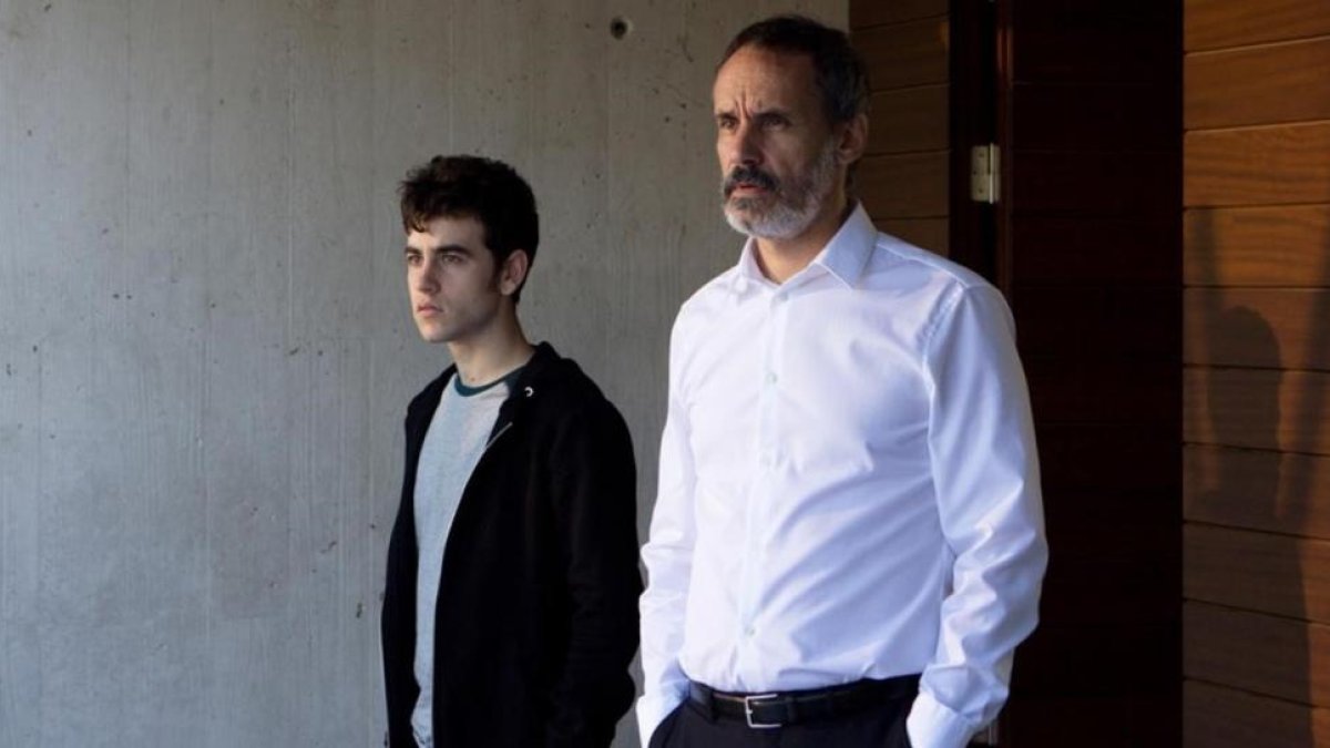 Los malos ganan en 'Sé quién eres' MEDIASET Un Juan Elías (Francesc Garrido) triunfador, aplaudido por los alumnos de la universidad.