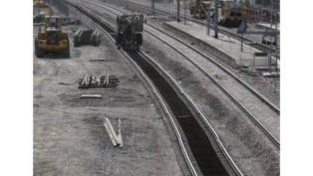 Obras de preparación de la vía para la llegada del AVE, cerca de León