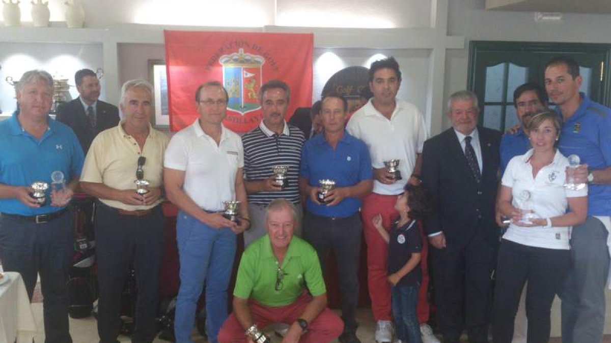 Imagen de familia del equipo ganador.