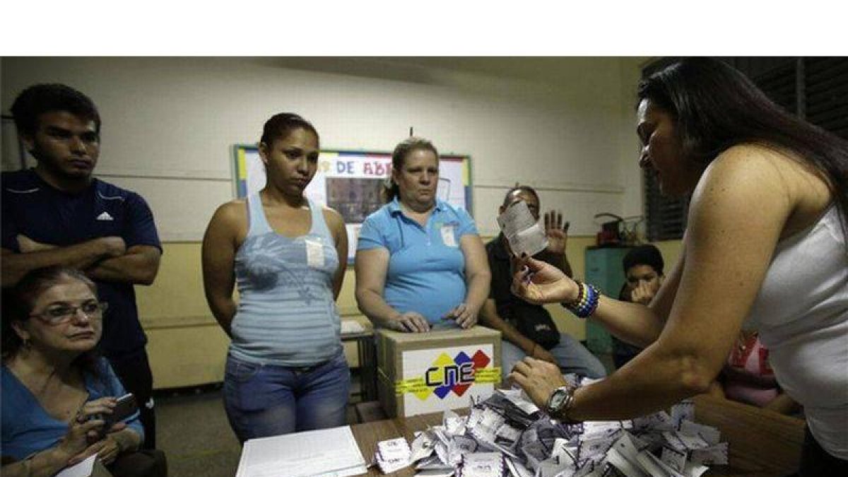 Los delegados de un colegio electoral de Caracas proceden a contabilizar los votos.
