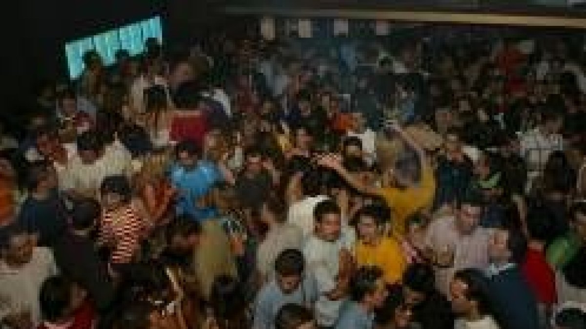 Los jóvenes de la ciudad abarrotan los pubs durante la noche, como puede verse en la imagen