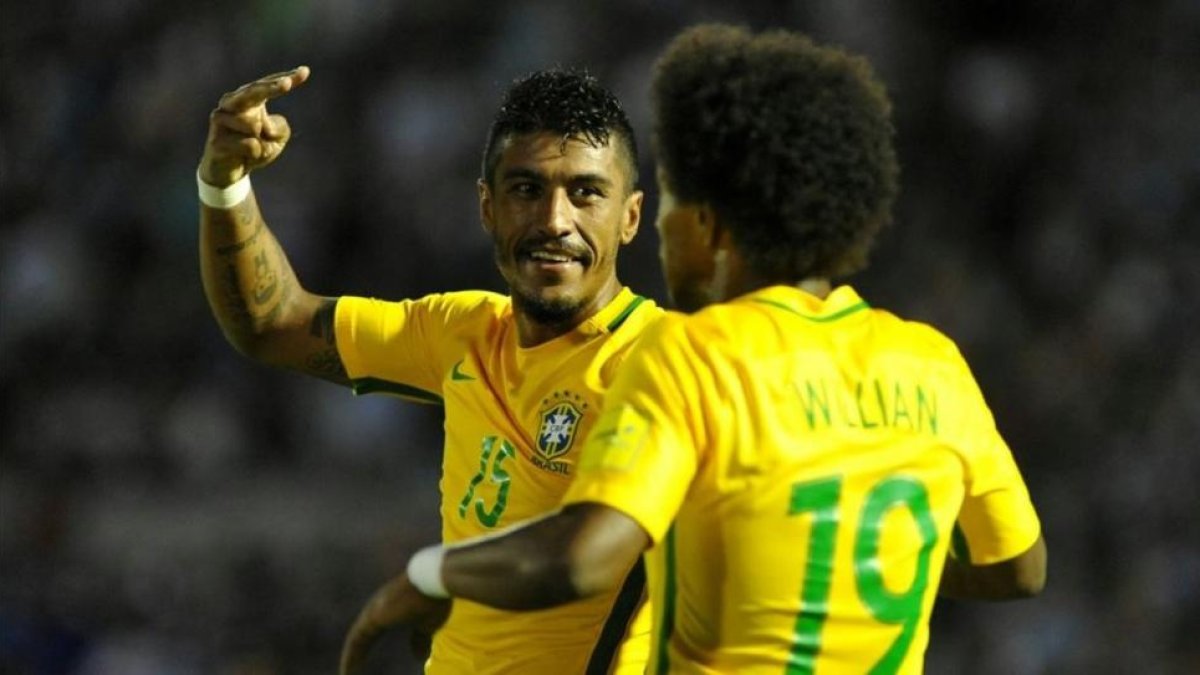 Paulinho celebra un gol contra Uruguay el pasado mes de marzo con su compañero en la selección brasileña Willian.