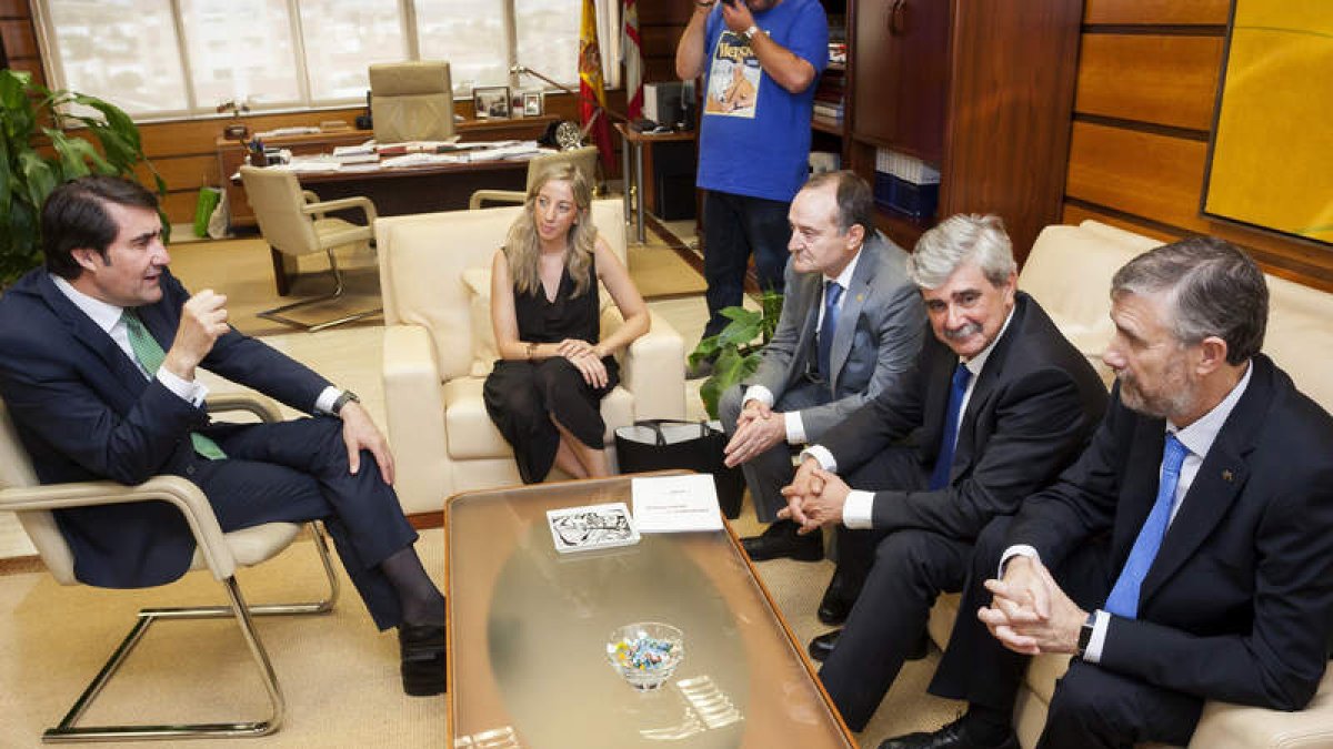 Los rectores, ayer con  Suárez-Quiñones en Valladolid. DL