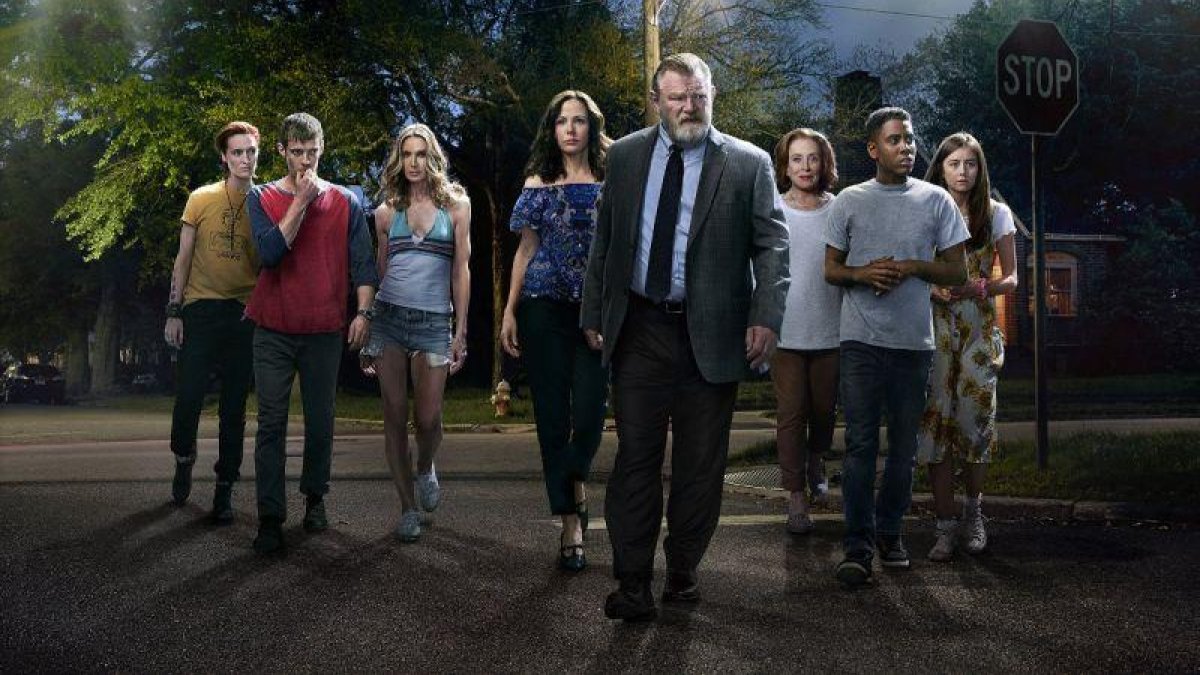 Imagen promocional de la serie Mr Mercedes, con el actot protagonista, Brendan Gleeson, en el centro.
