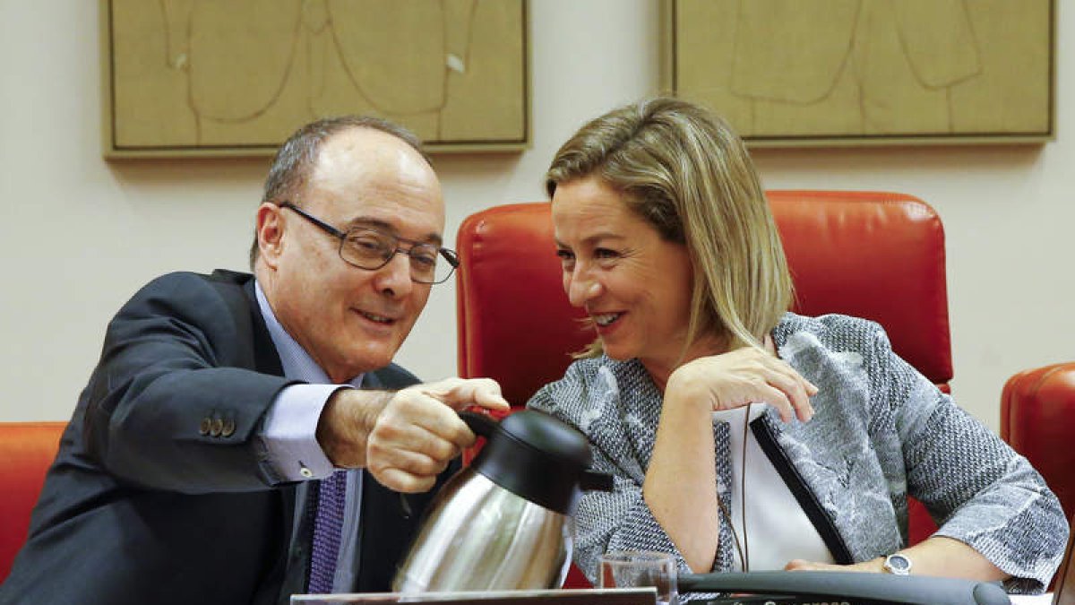Linde conversa con la portavoz de CC, Oramas. J. P. GANDUL