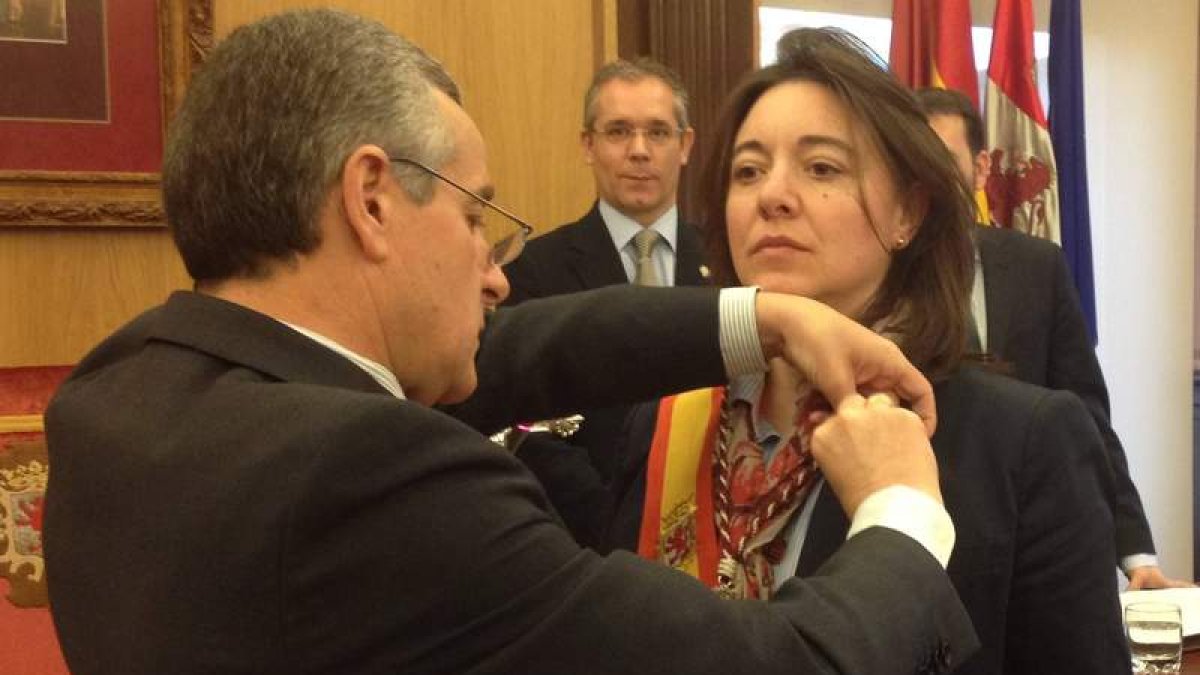 El alcalde impuso ayer la insignia a Álvarez Manso.