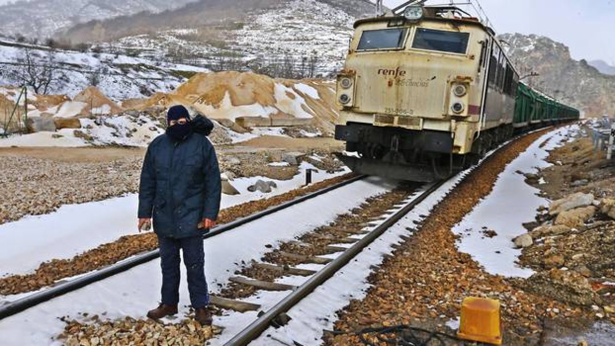 Un piquete corta la vía férrea en Ciñera y detiene un tren cargado con carbón de importación