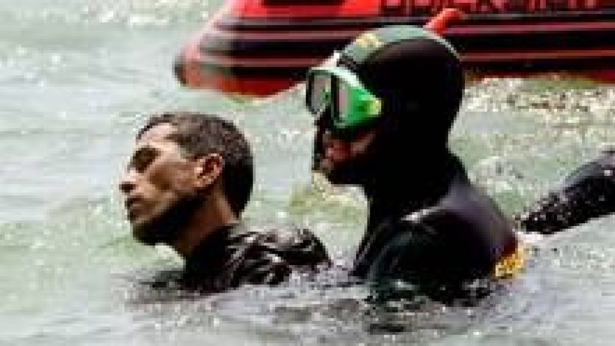 Un buzo de la Guardia Civil recoge un cadáver tras el naufragio de una patera el verano pasado