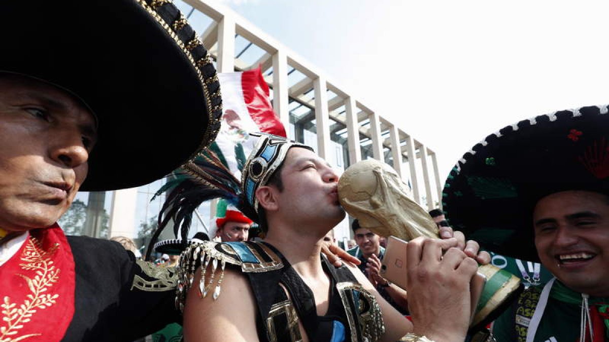 La afición mexicana enloqueció tras la victoria frente a la todopoderosa Alemania. MAXIM SHIPENKOV
