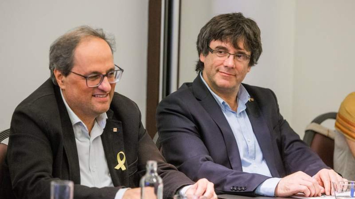 El presidente de la Generalidad, Quim Torra, junto a Carles Puigdemont. LECOCQ