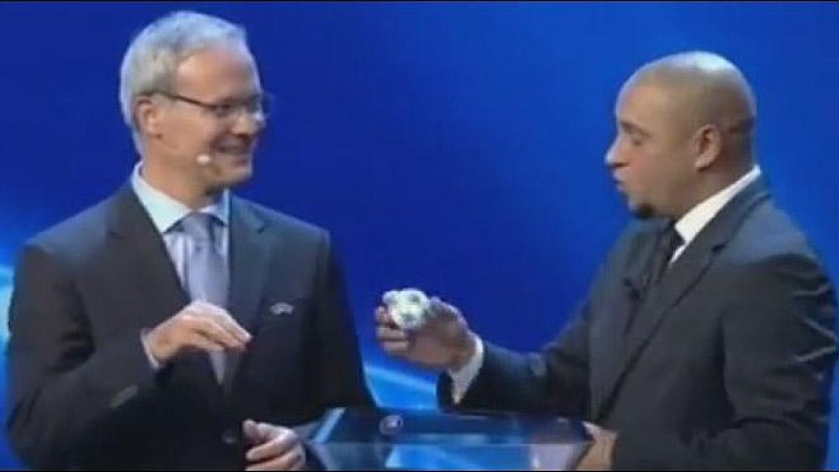 Este es el polémico momento en el que Roberto Carlos extrae y devuelve una de las bolas en el sorteo de la Champions.
