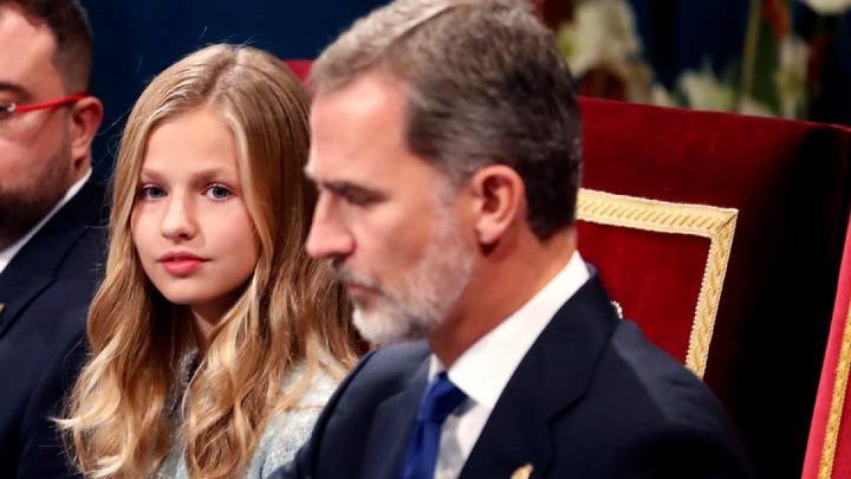 El rey Felipe y la princesa Leonor durante la ceremonia de entrega de los Premios Princesa de Asturias 2019 que se celebra este viernes en el Teatro Campoamor de Oviedo. BALLESTEROS