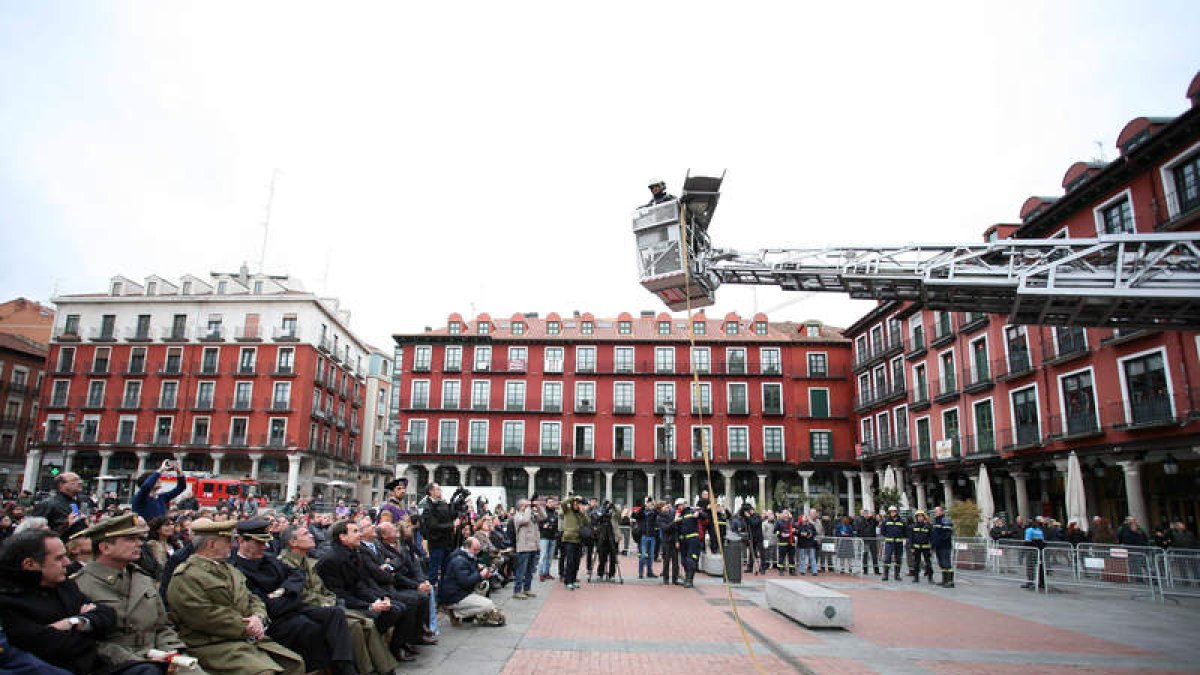 Momento de la exhibición llevada a cabo por los Bomberos en el acto de homenaje.