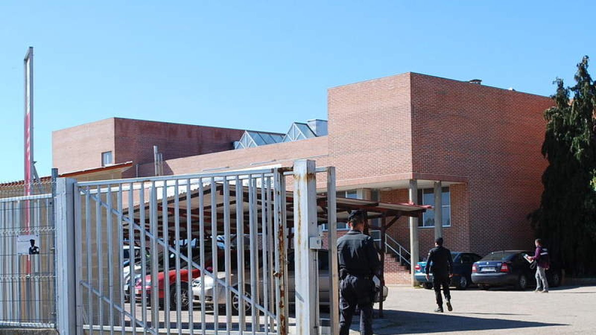 Los agentes registraron durante toda la mañana el matadero de Astorga. DL