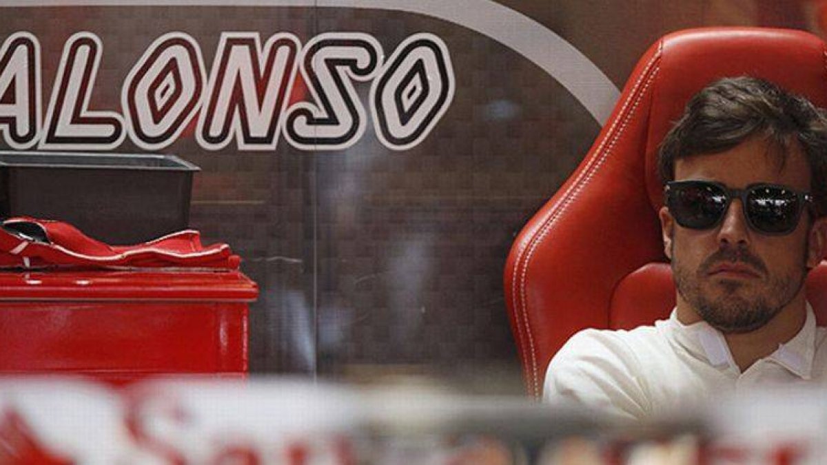 Fernando Alonso descansa en el box de Ferrari.