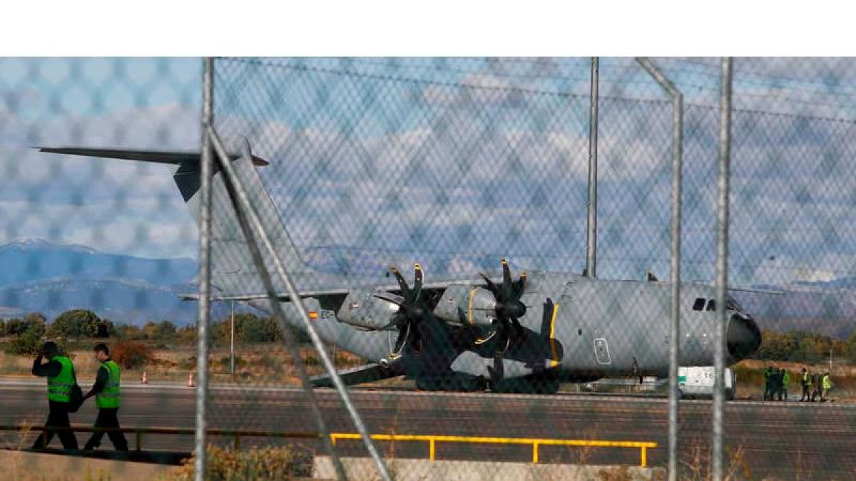 El A-400, el avión de transporte más grande con el que cuenta el Ejército del Aire, ayer, en la base de La Virgen del Camino. RAMIRO