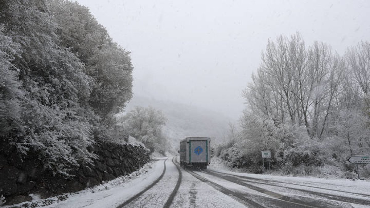 Una de las carreteras de la provincia afectadas por el temporal de nieve. JESÚS F. SALVADORES