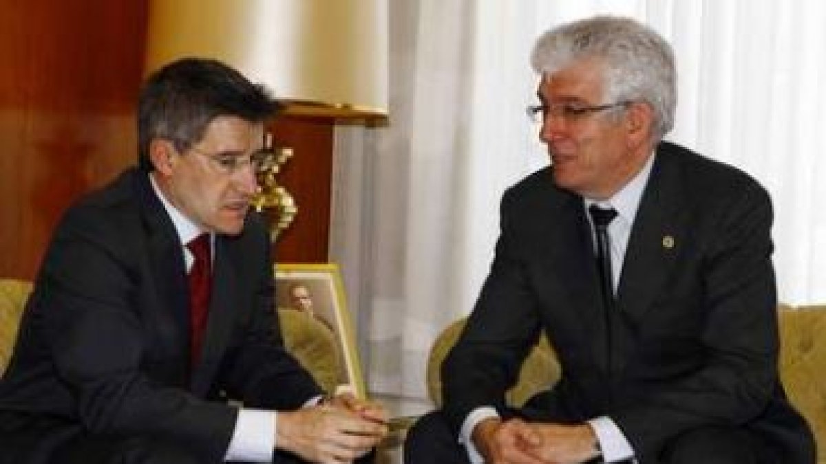 El responsable de los socialistas leoneses, Francisco Fernández, y el rector, José Ángel Hermida, en
