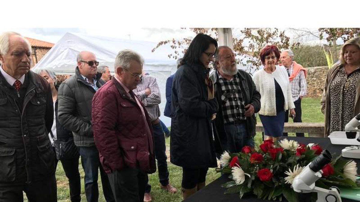 Autoridades, vecinos e invitados recorren la feria y el Torreón de los Pernía. A. VALENCIA