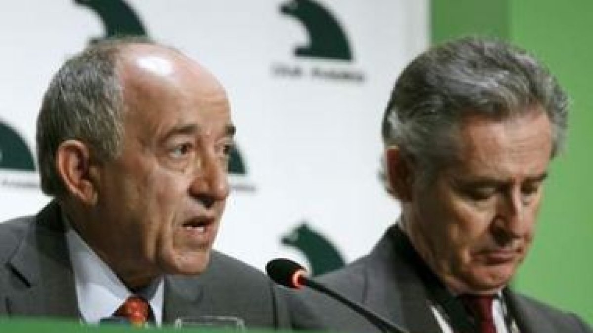 Fernández Ordóñez y Miguel Blesa, en el encuentro financiero celebrado ayer.
