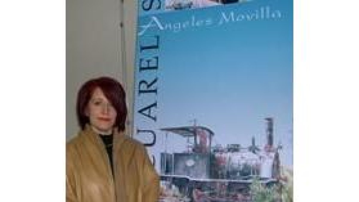 María Ángeles Movilla posa con el cartel anunciador de la exposición