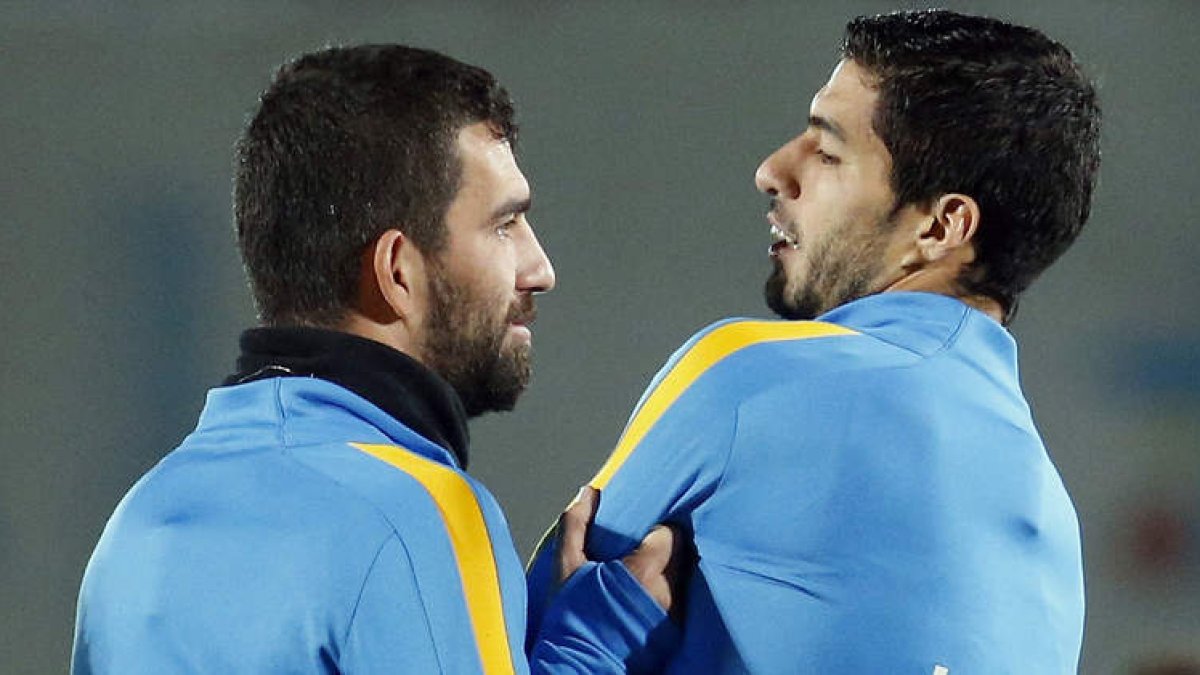 Arda Turan, que debutará esta noche con la elástica azulgrana, bromea con Suárez.