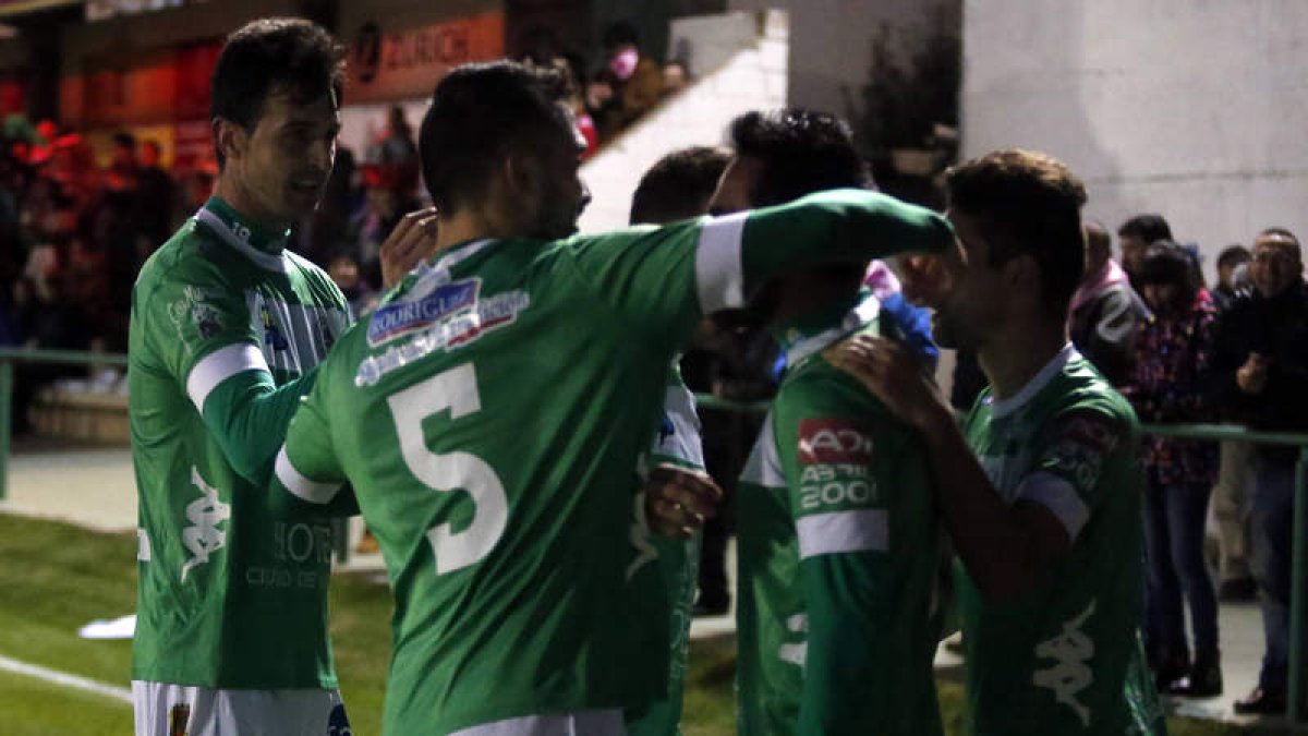 Los jugadores maragatos comienzan a recuperar la sonrisa tras los últimos resultados.