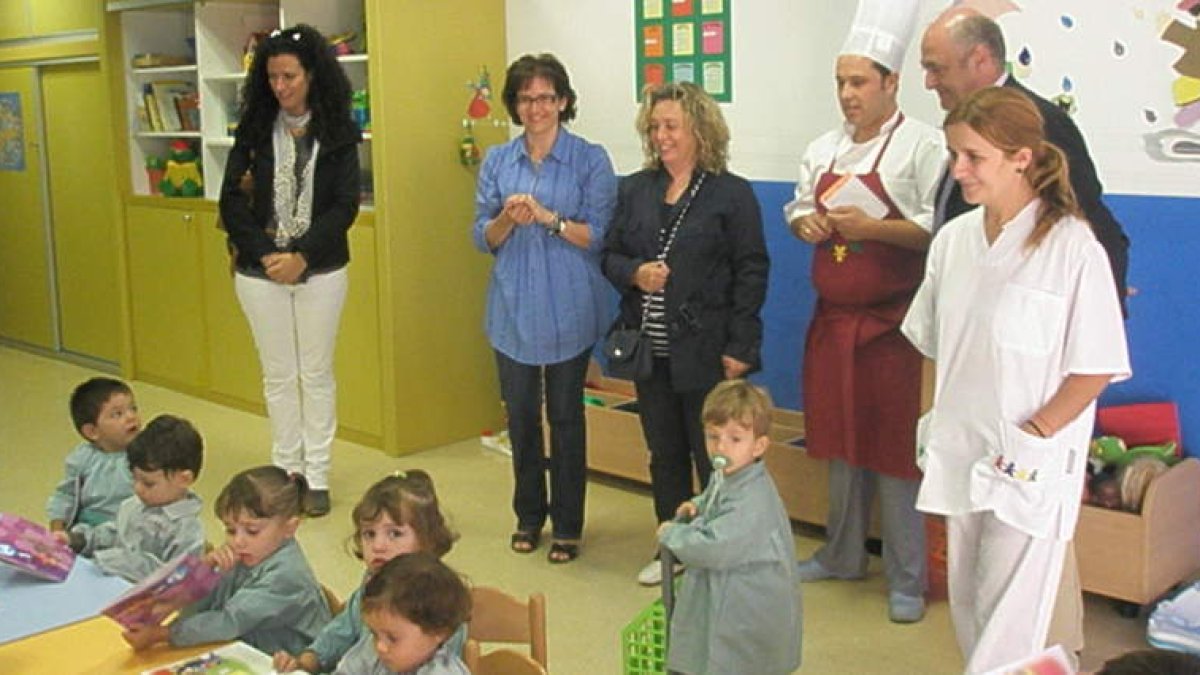 El personal de la escuela infantil junto con varios concejales y el alcalde de San Andrés.