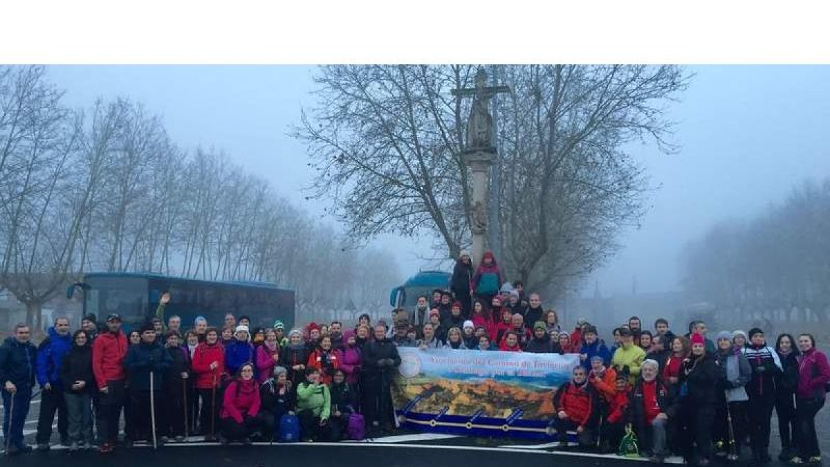 Foto de familia de los peregrinos que hicieron los 23 kilómetros de ruta reivindicativa. DL