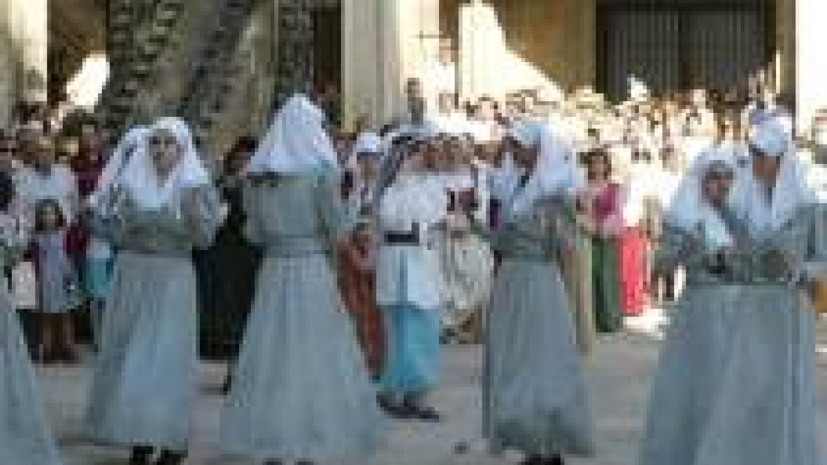 La danza de las cantaderas y la sotadera abren la ofrenda de la ciudad