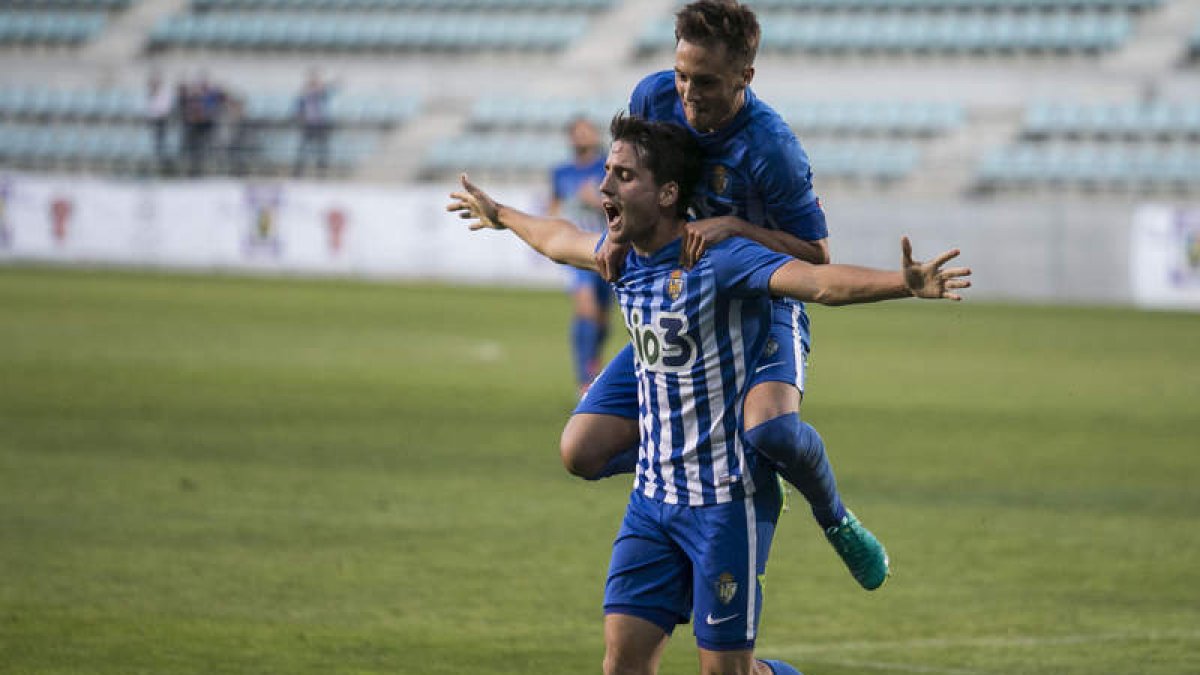 Juanto celebra su gol, que sirvió para abrir el marcador en Palencia. ÓSCAR NAVARRO