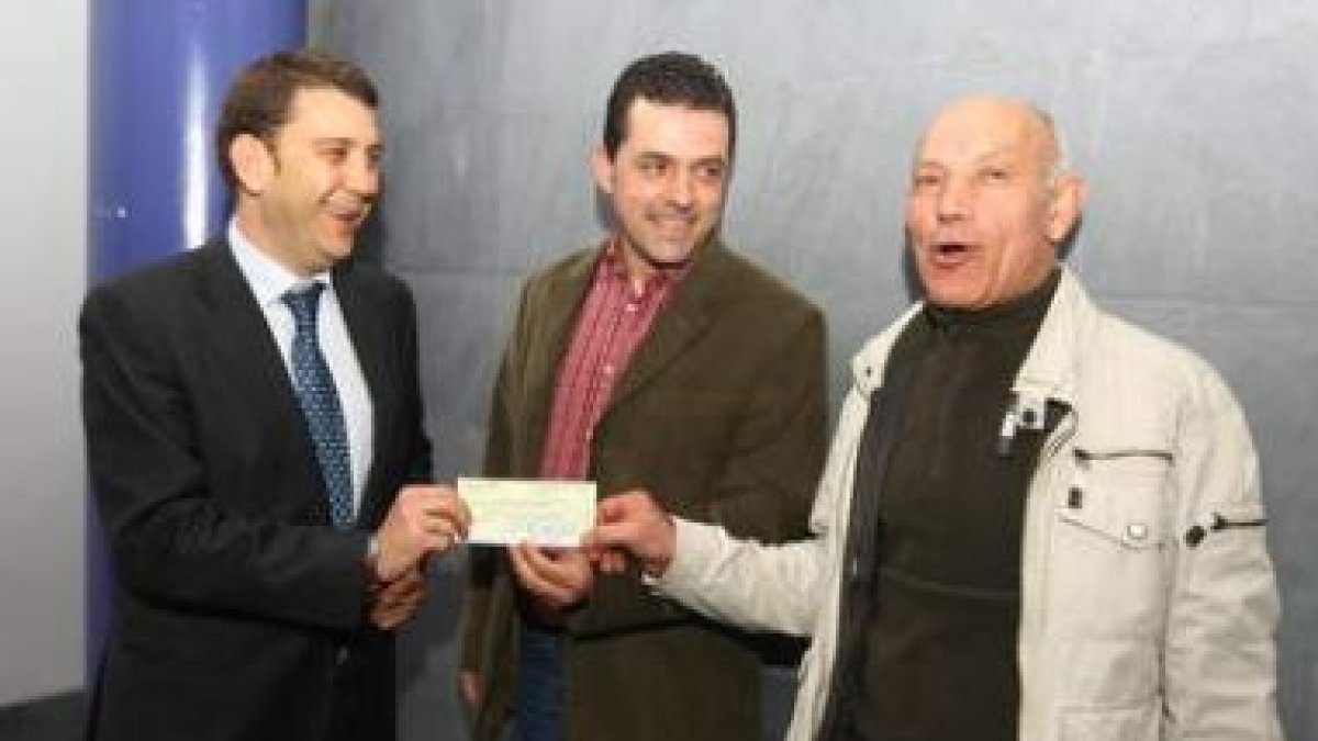 Riesco, Morán y el concejal de Deportes, Emilio Villanueva, ayer con el cheque de la Fele.