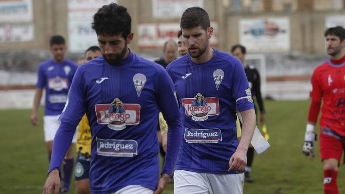 Álvaro, en segundo término, no se pudo despedir de La Bañeza FC con una victoria. FERNANDO OTERO
