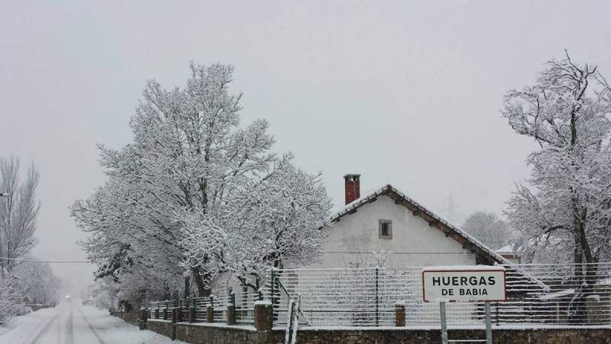La comarca de Babia, en la imagen el pueblo de Huergas, amanecía ayer cubierta por una limpísima capa de nieve.