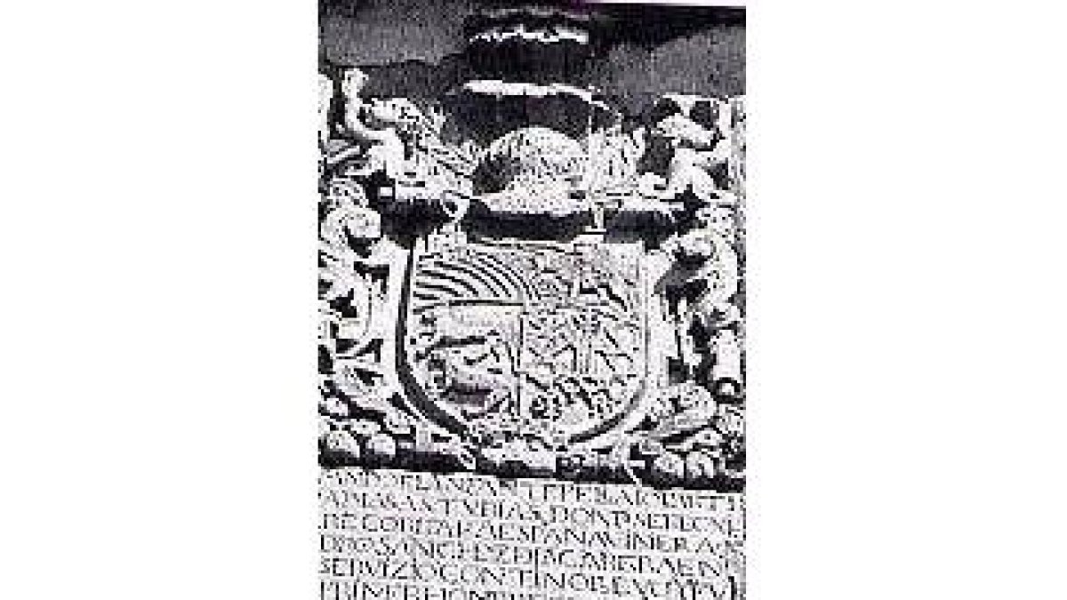 Los dos escudos de la casona de Cembranos