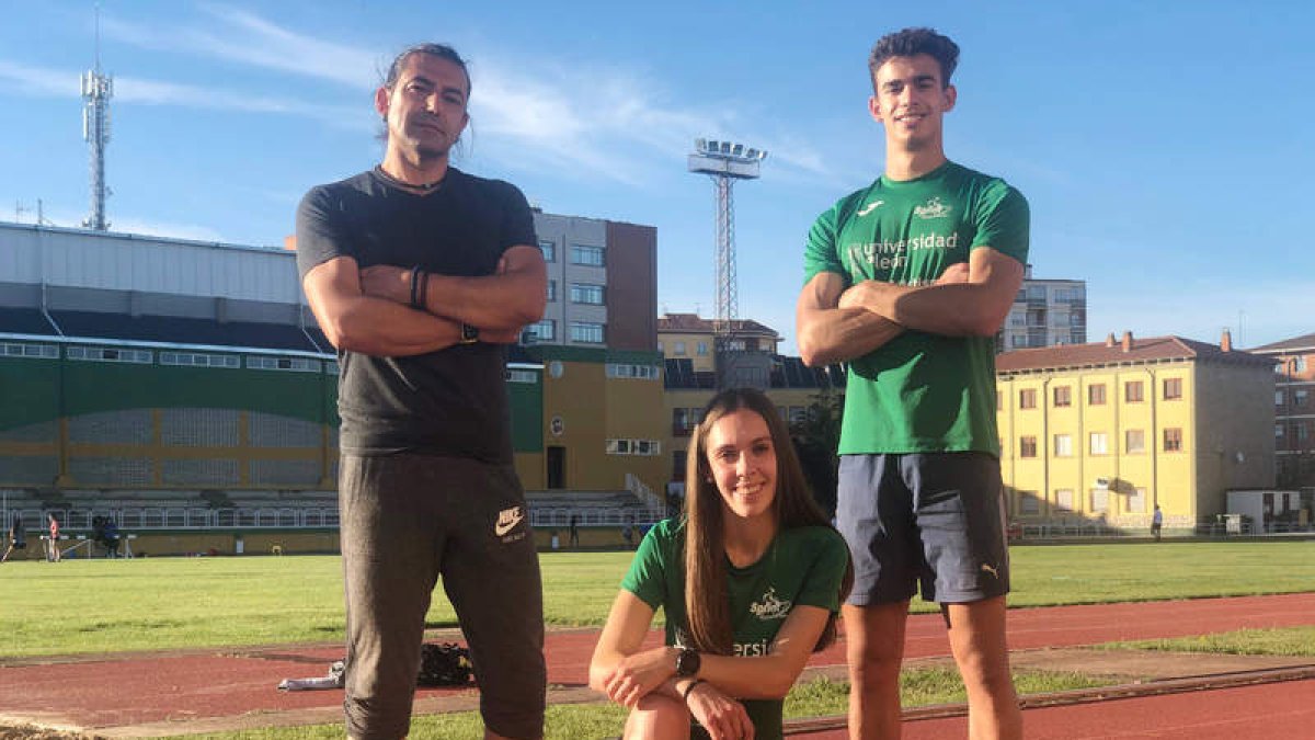 Raquel Martínez y Lucas Fernández junto a su entrenador. DL