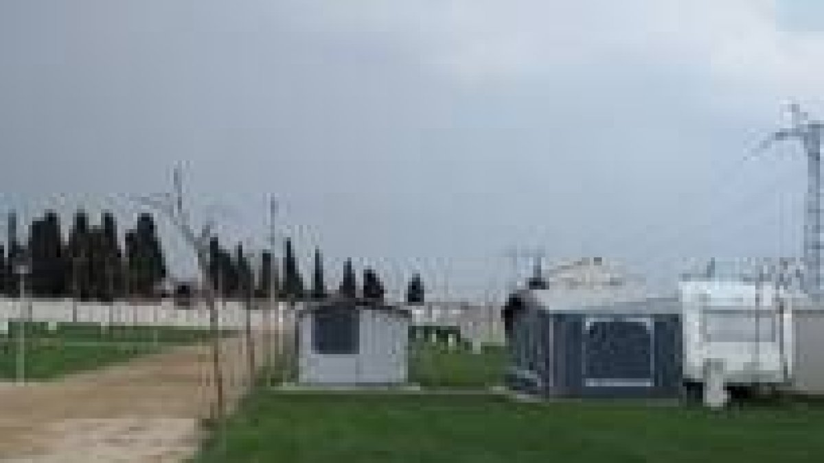 El Ayuntamiento ya ha instalado una caravana en el cámping con el fin de promocionar la instalación