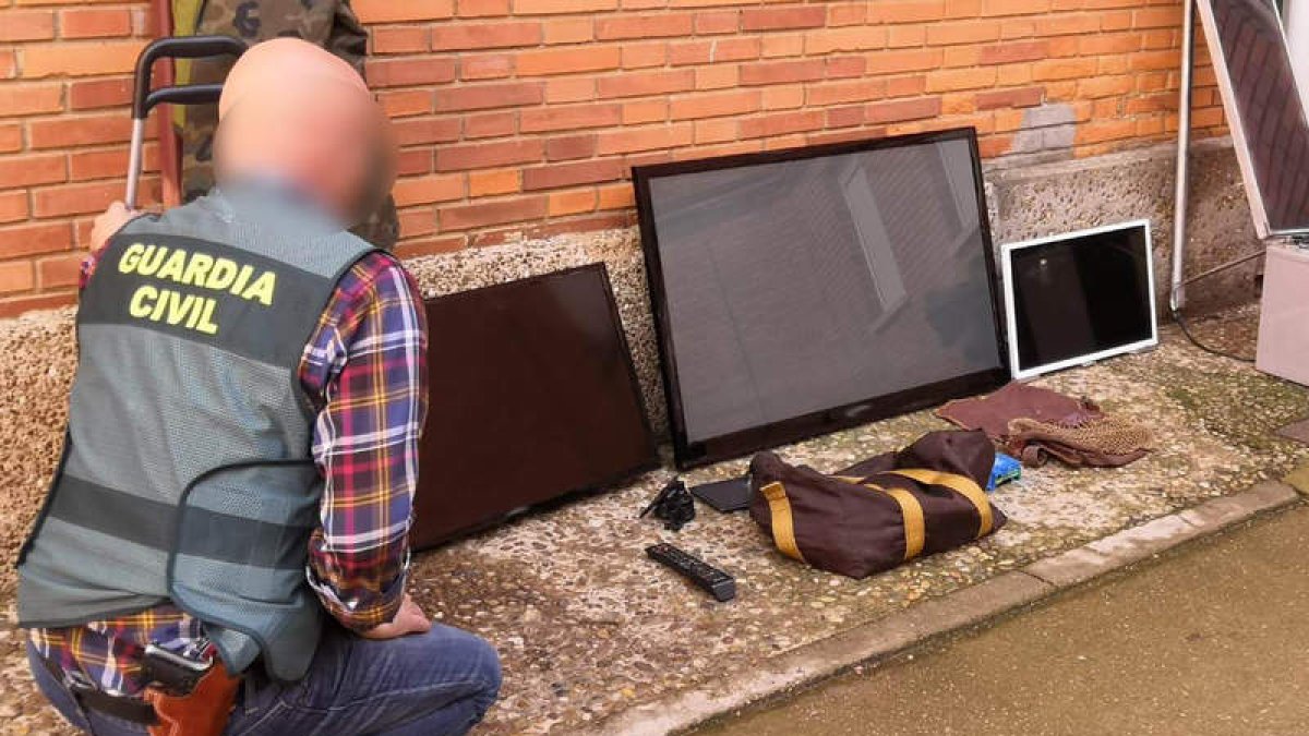 Muestra de algunos de los aparatos robados por los dos ladrones.