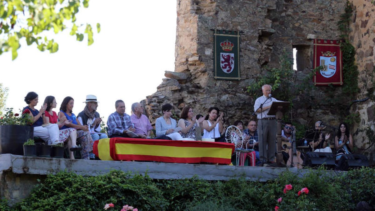 Un momento del acto poético celebrado ayer en el patio de armas del Castillo de los Bazán, en Palacios de la Valduerna.