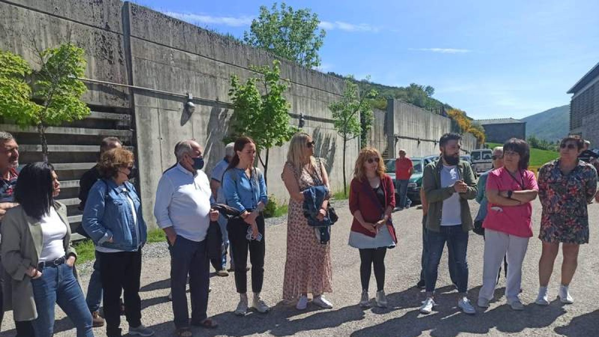 Trabajadores concentrados ayer a la puerta del centro sociosanitario de Laciana. ARAUJO