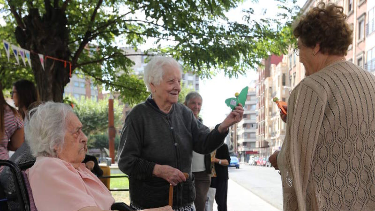 Los ancianos de la residencia Santo Martino realizaron como cada año un reparto de mariposas de papel elaboradas por ellos mismos y caramelos.