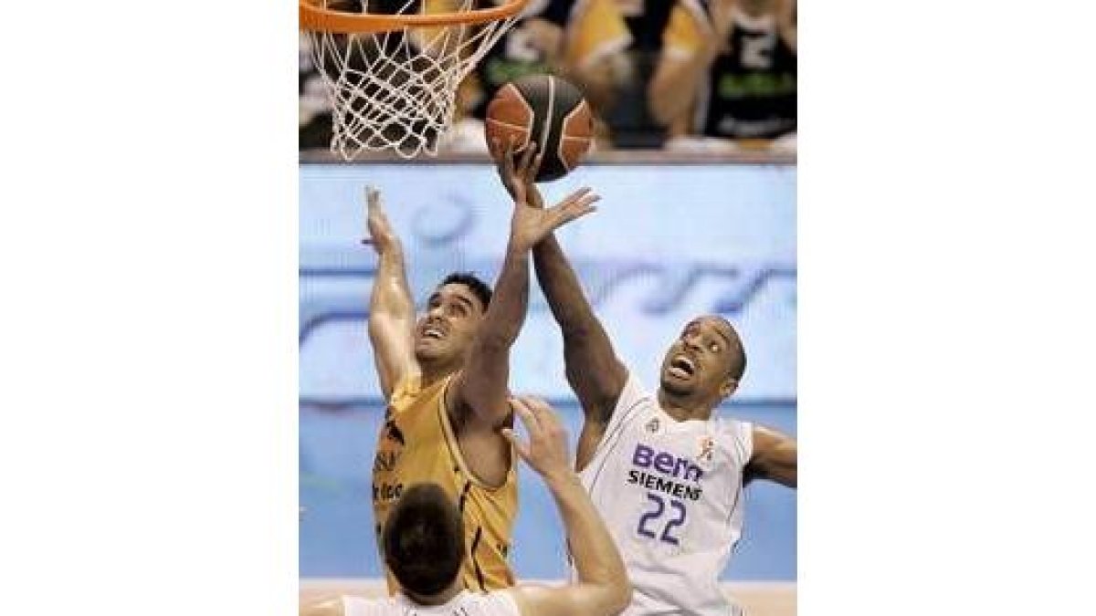 Bullock intenta encestar, junto a Reyes