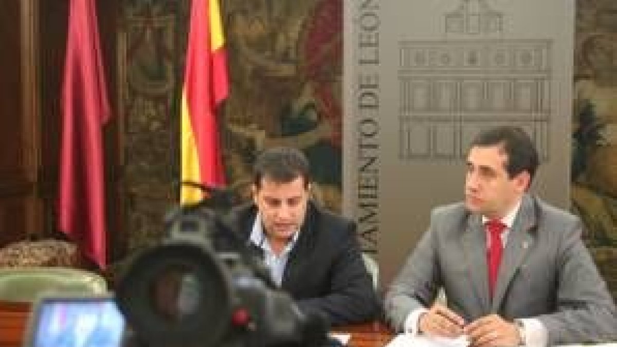 García del Blanco, edil de Personal, y Fernández Cardo, responsable de Hacienda, en su comparecencia