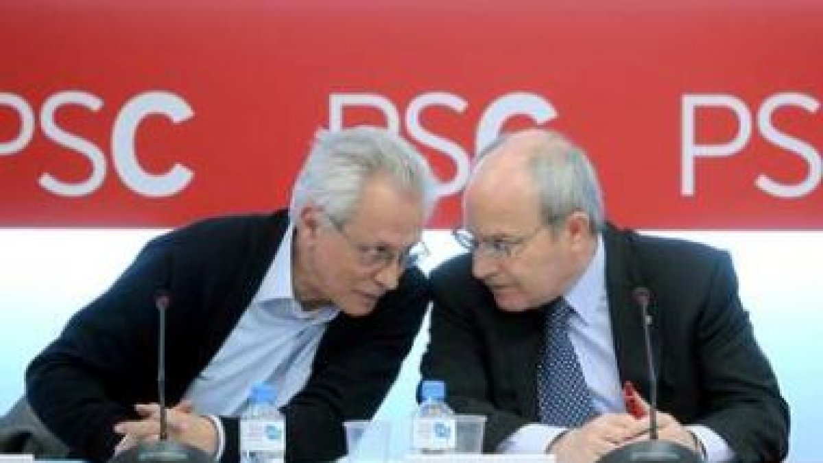 Isidre Molas y José Montilla conversan, ayer, durante la reunión de la ejecutiva.